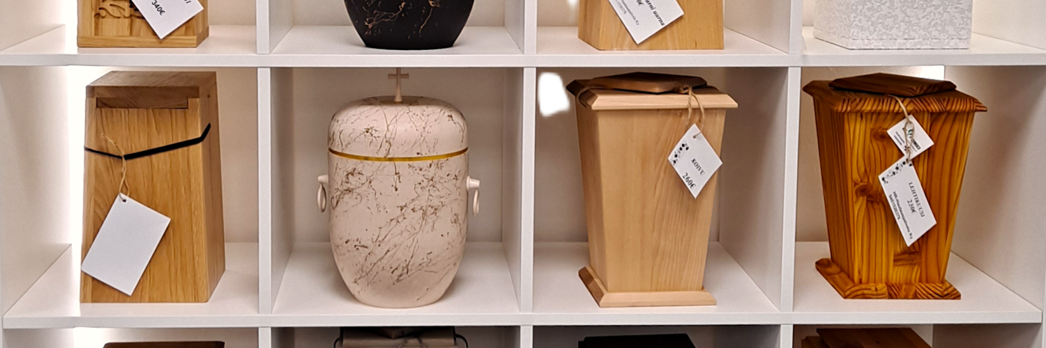 Hautauurnia hautaustoimiston hyllykössä